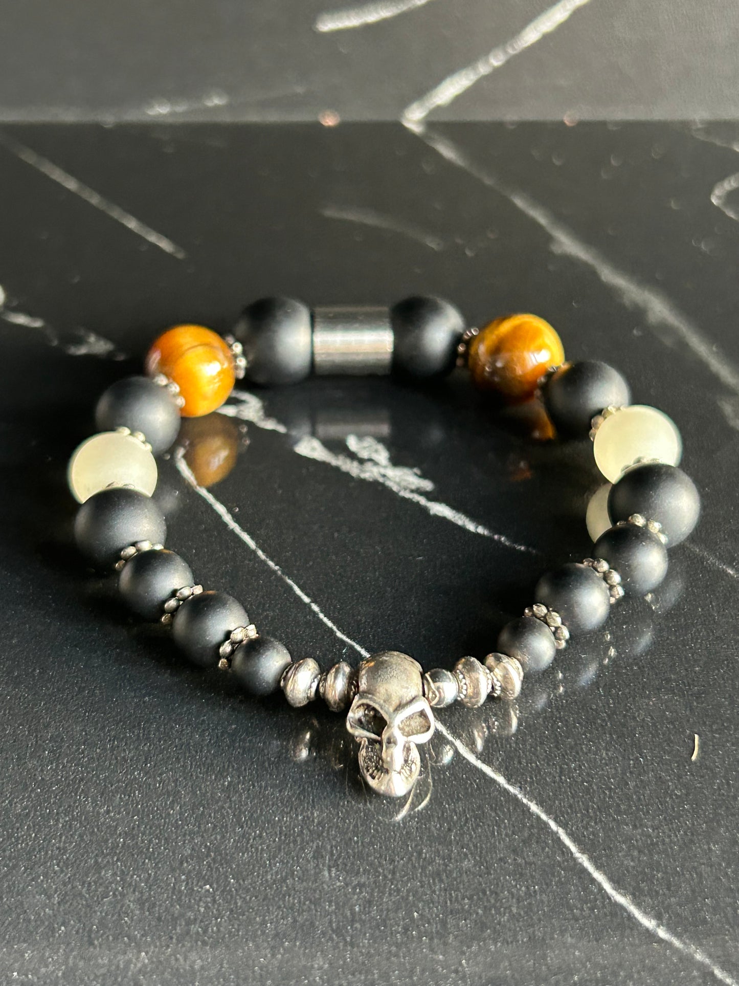 Heilstein-Perlenarmband „Heal“ mit Skull, Farbe schwarz/weiss/braun, Größe M