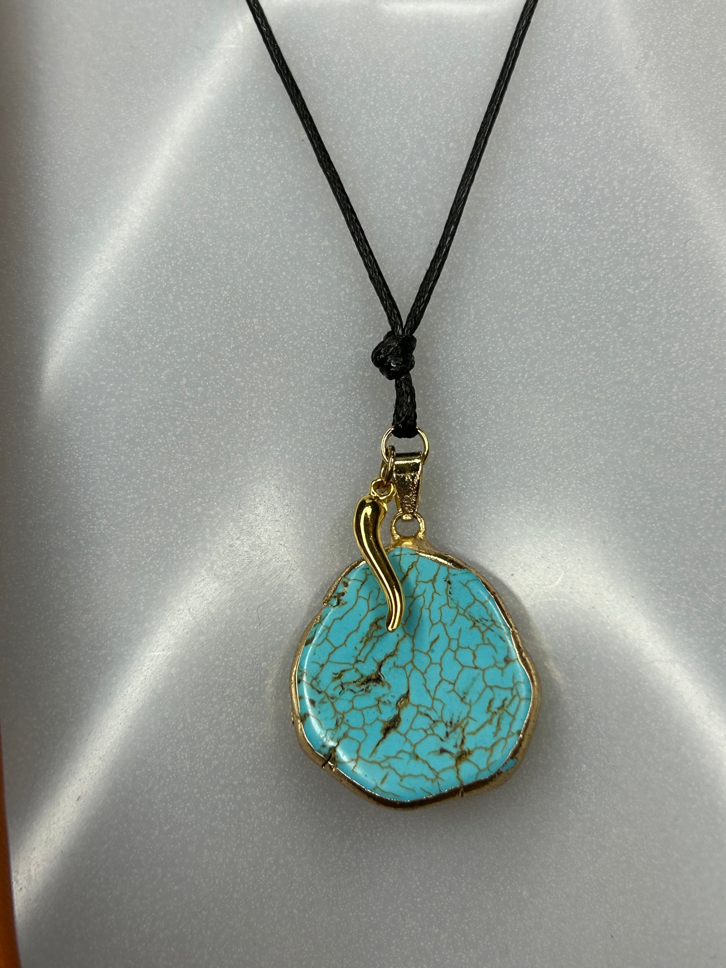 Leder-Halskette „Happy Turquoise“ mit Türkis-Stein und Glücks-Horn