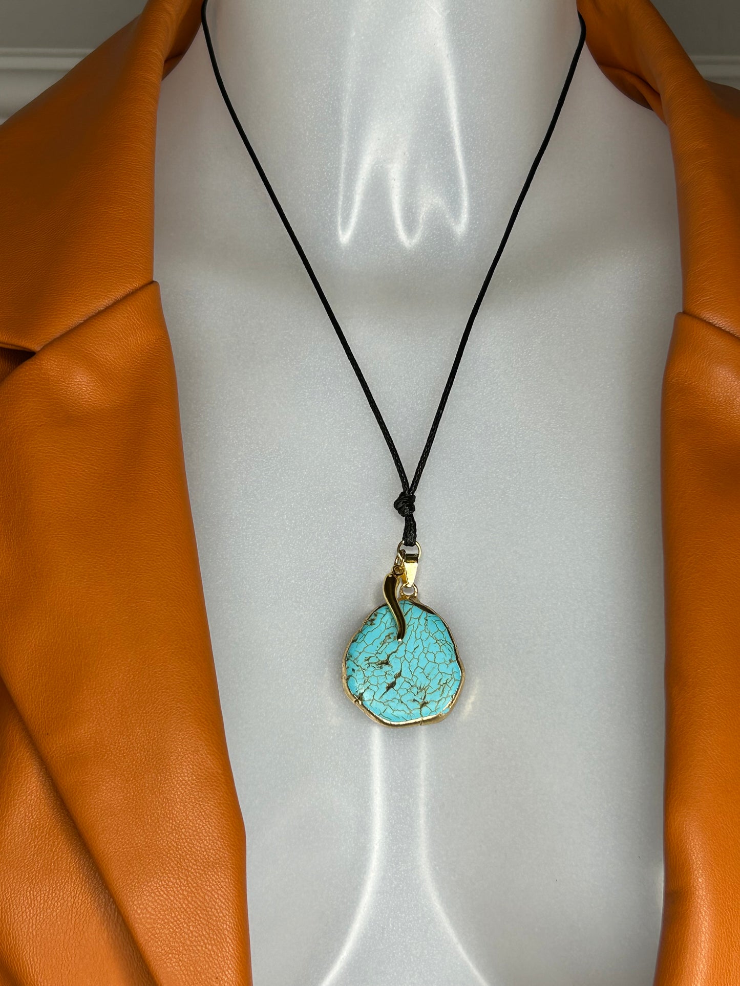 Leder-Halskette „Happy Turquoise“ mit Türkis-Stein und Glücks-Horn