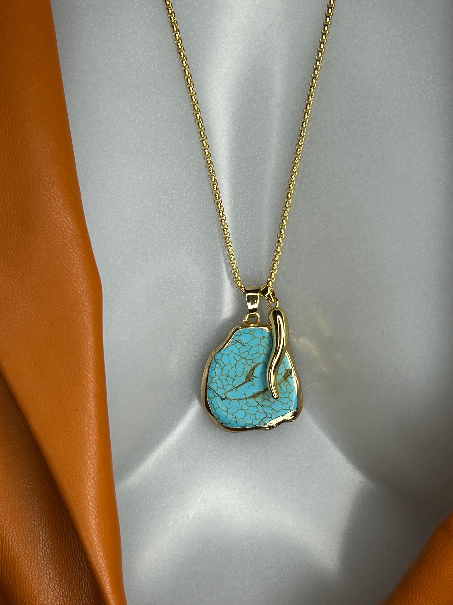 Halskette „Happy Turquoise“, 14KT gold plated mit Türkis-Stein und Glücks-Horn