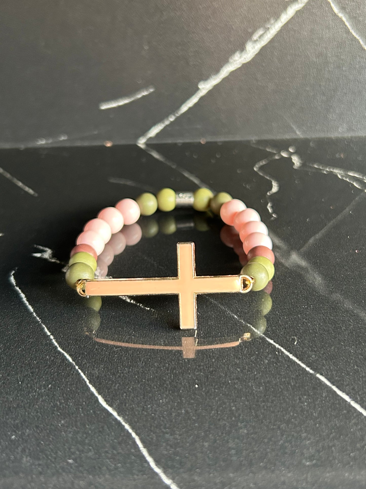 Heilstein-Perlenarmband „Heal“ mit Kreuz, Farbe grün/rosa /braun, Größe M
