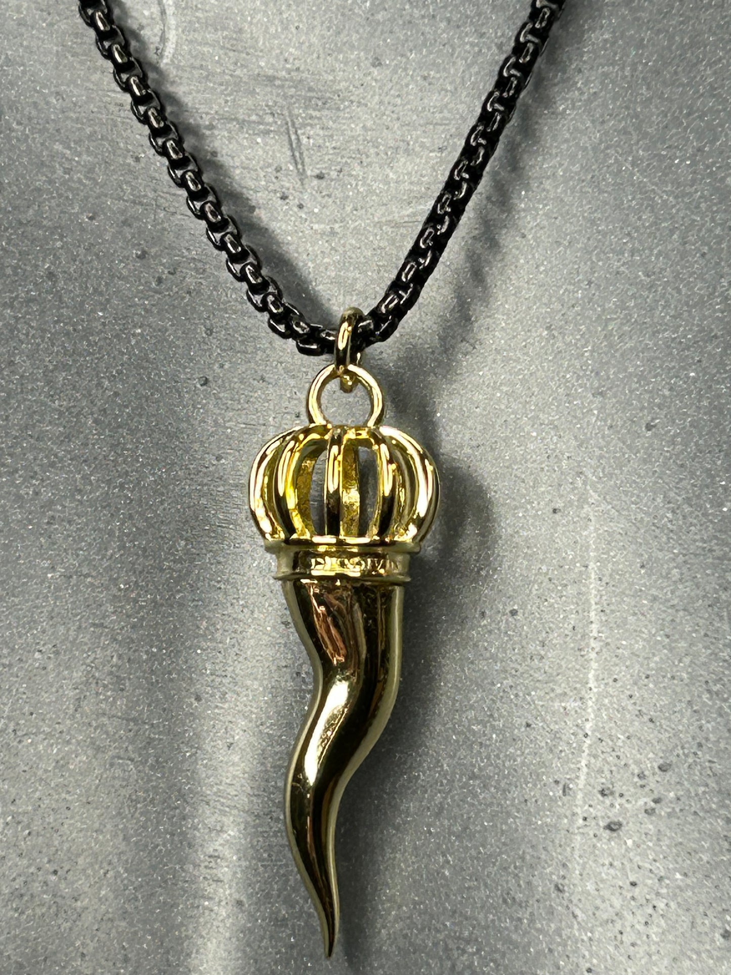 Lucky Charm Halskette „DJODIVIN Horn“, 14KT gold plated/ schwarz