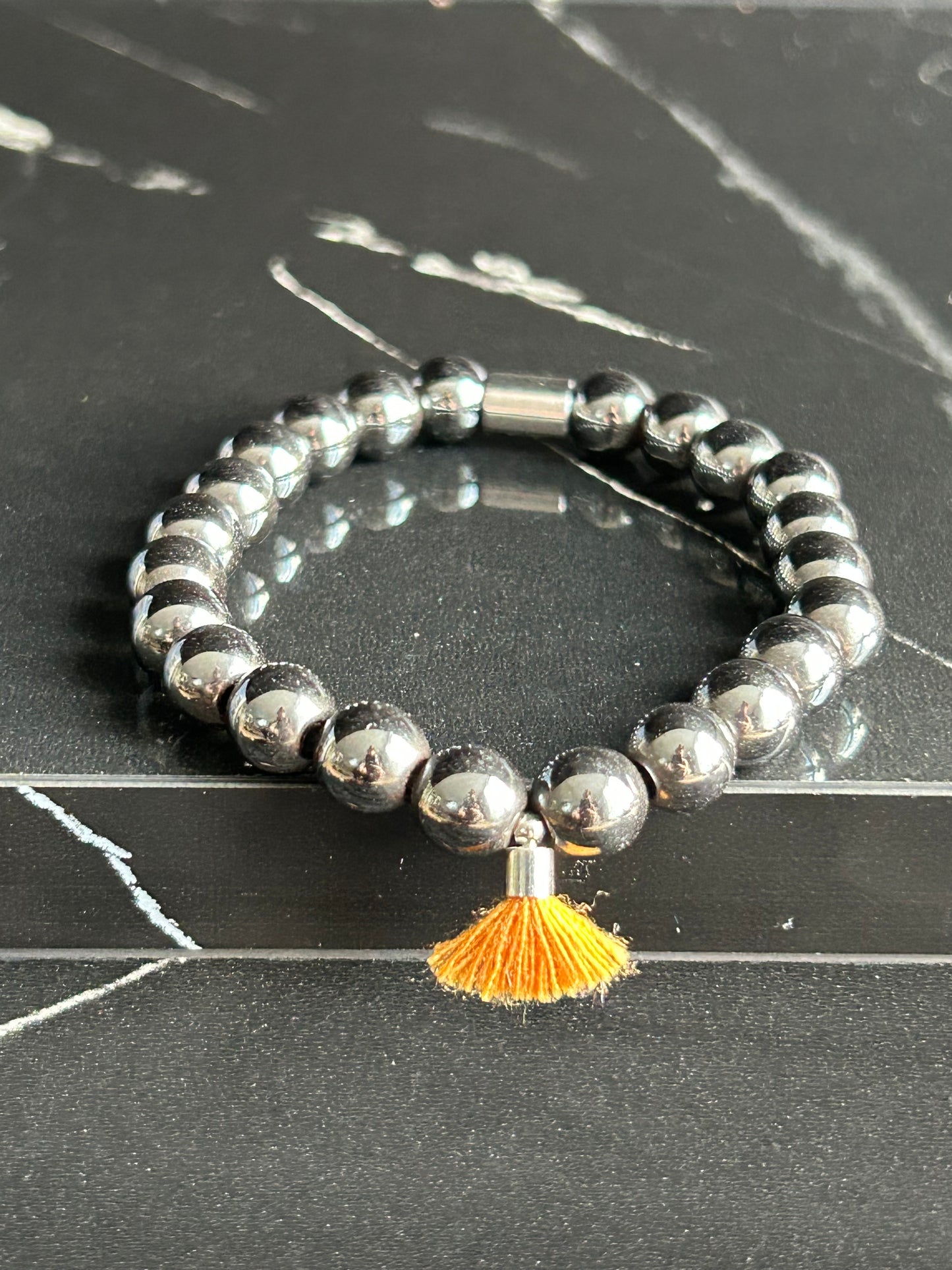 Heilstein-Perlenarmband „Heal“ mit Quaste, Farbe silber/orange, Größe M