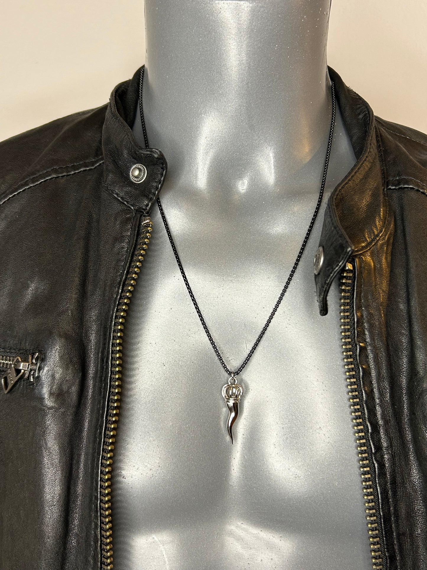 Lucky Charm Halskette „DJODIVIN Horn“, 14KT white gold plated/ schwarz