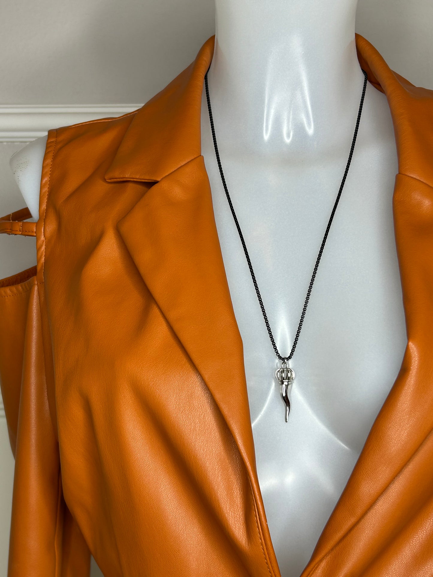 Lucky Charm Halskette „DJODIVIN Horn“, 14KT white gold plated/ schwarz