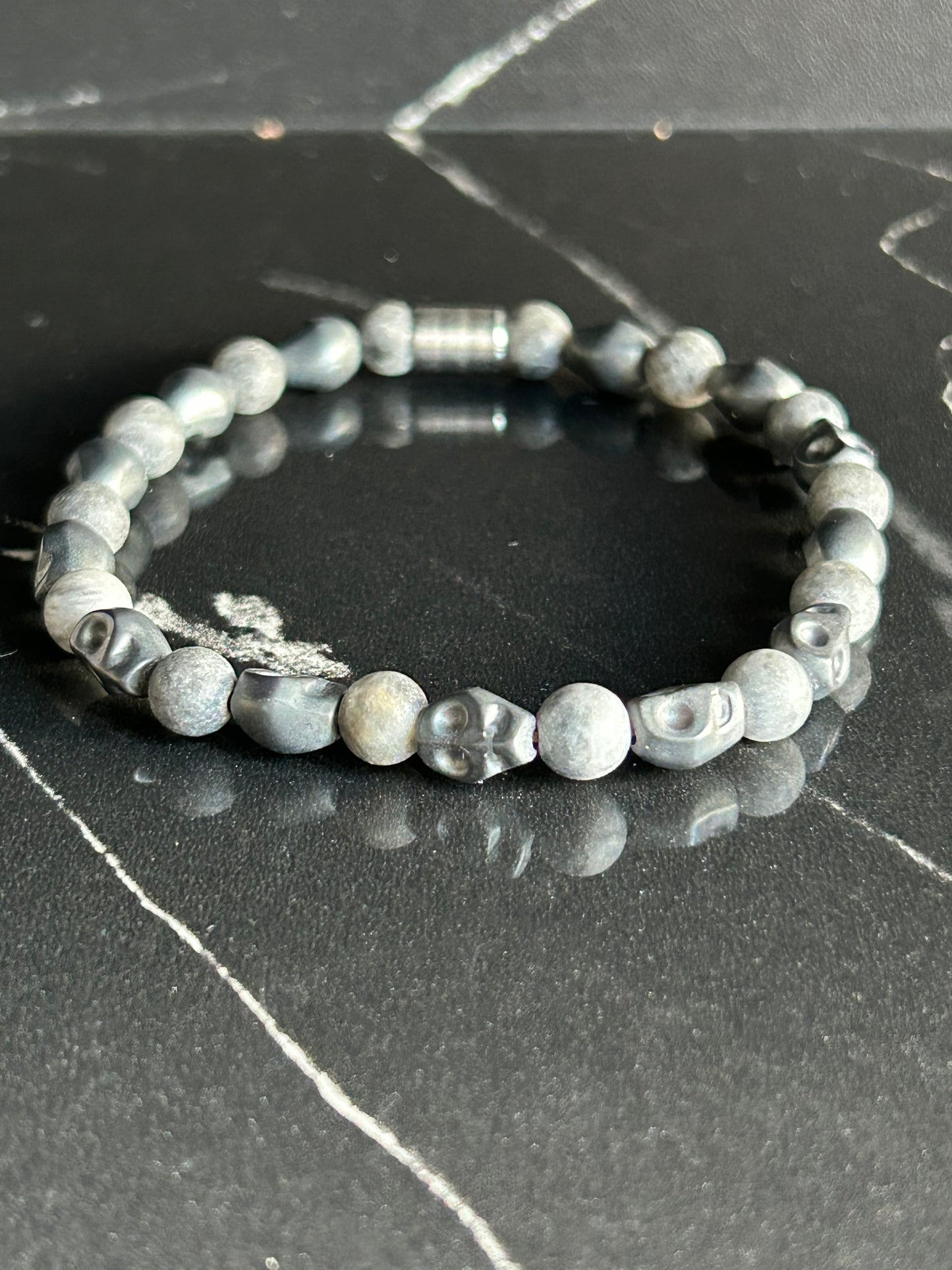 Heilstein-Perlenarmband „Immortal“ mit Totenkopf, Farbegrau, Größe L