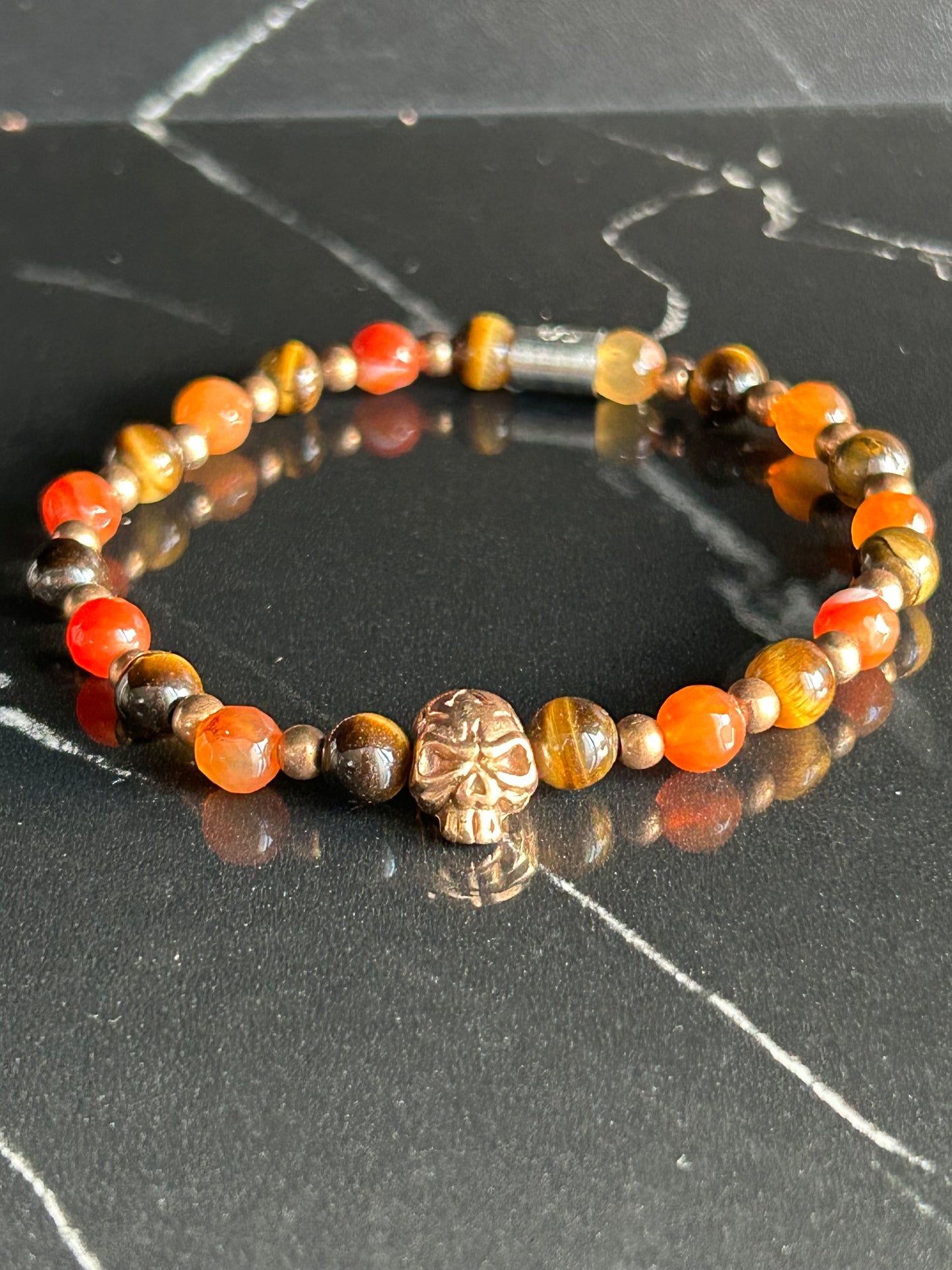 Heilstein-Perlenarmband „Immortal“ mit Totenkopf, Farbe braun/gold/orange, Größe L