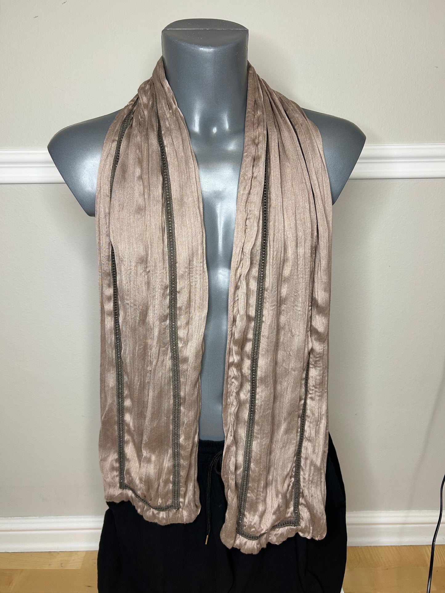 Schal mit Design-Applikationen, handgenäht