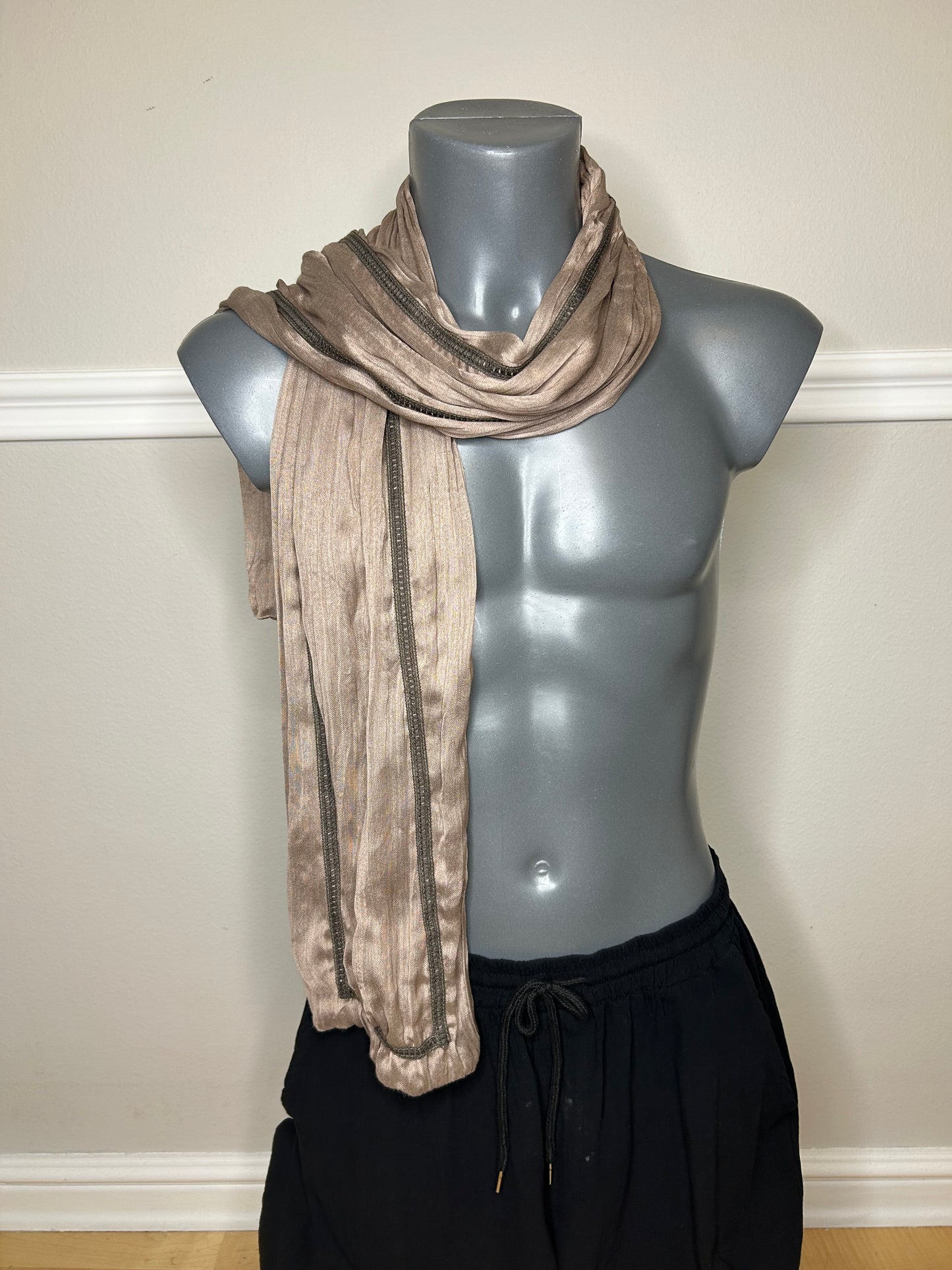 Schal mit Design-Applikationen, handgenäht