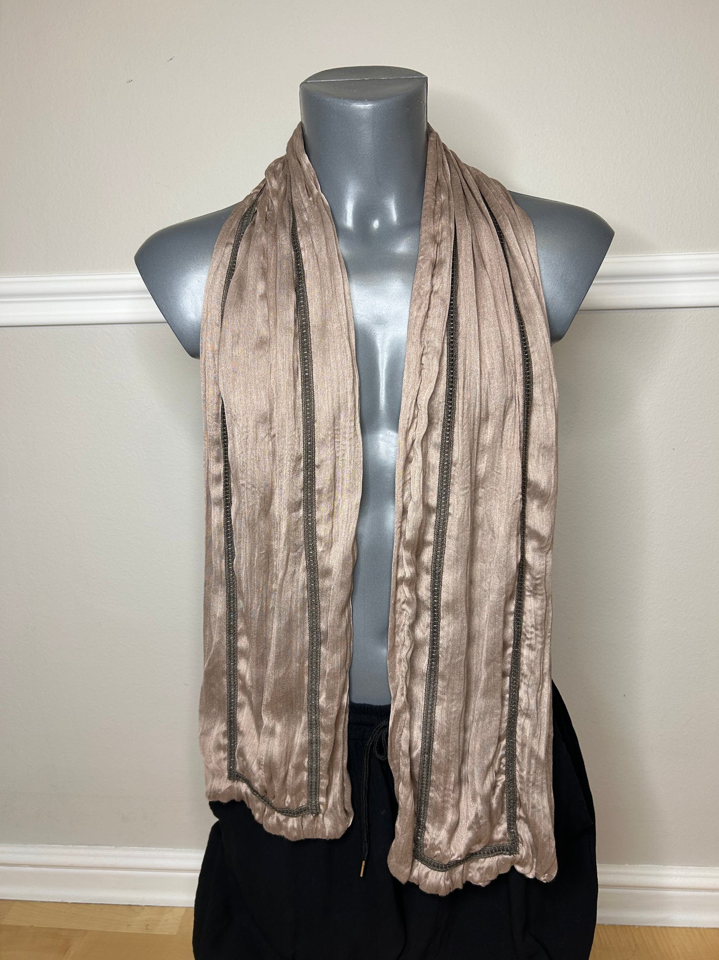 Schal mit Design-Applikationen, handgenäht