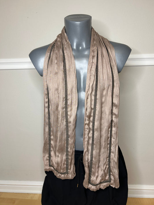 Schal mit Design-Applikationen, handgenäht