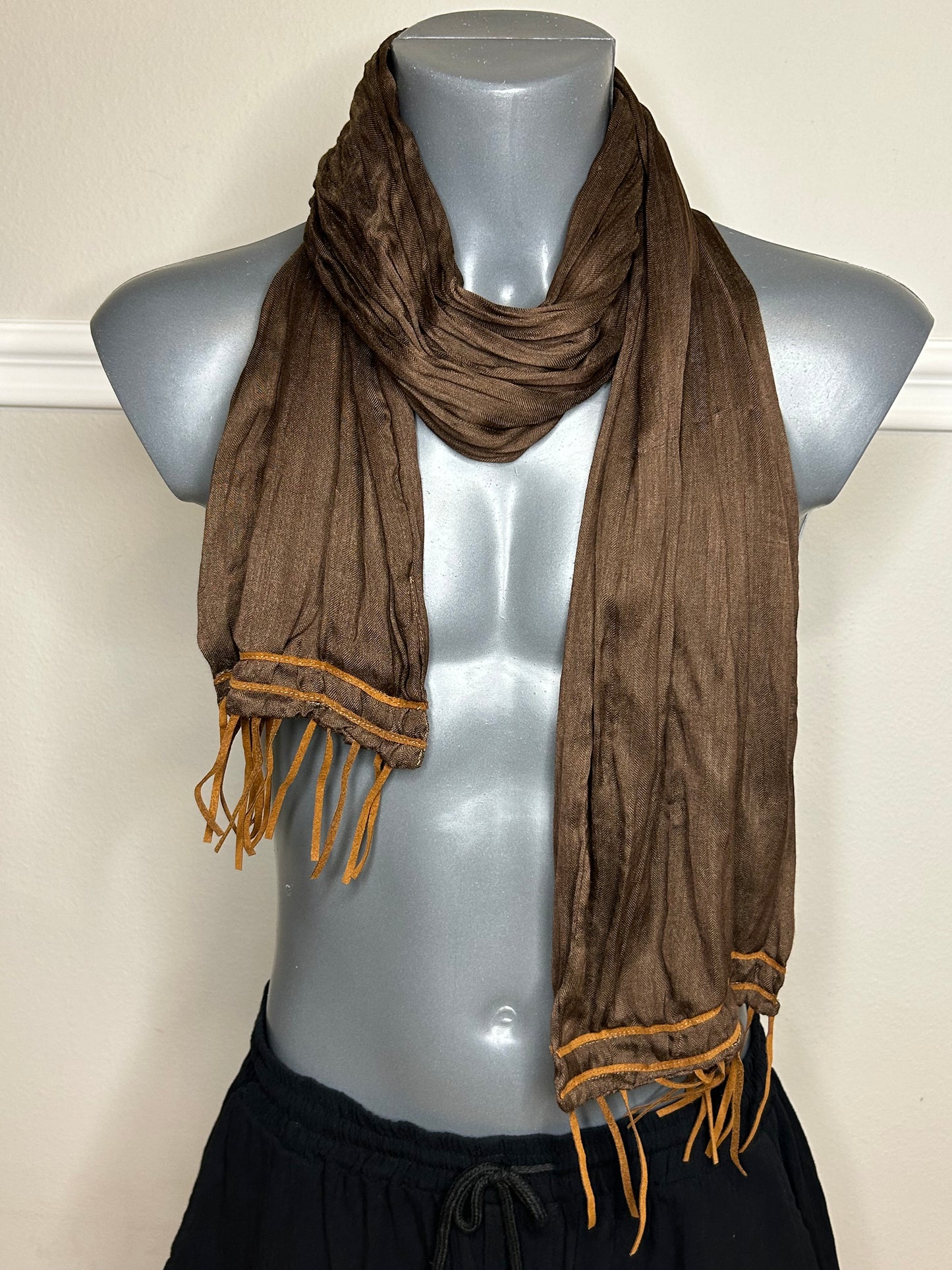 Schal mit Design-Applikationen, handgenäht