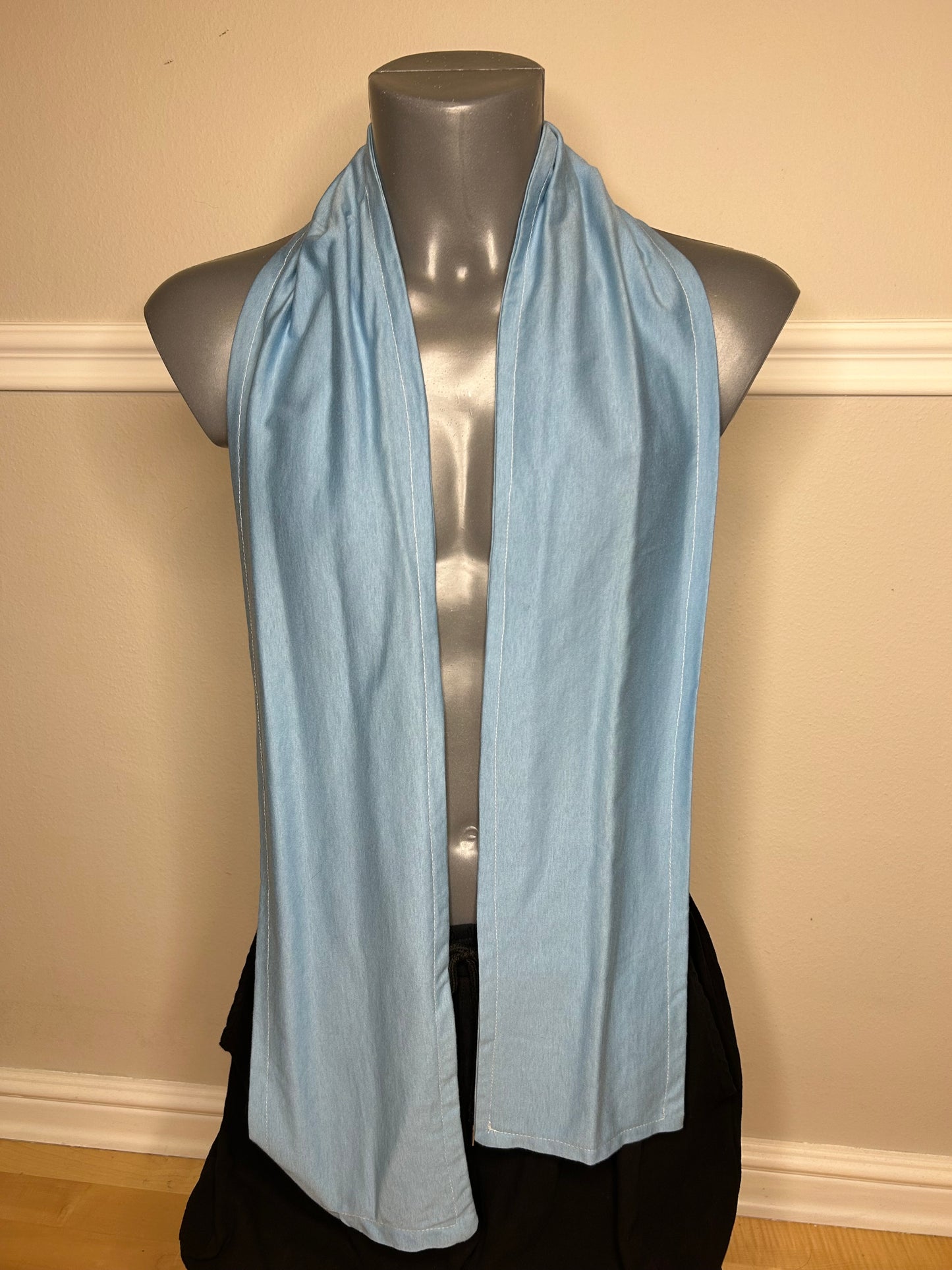 Schal mit Design-Applikationen, handgenäht