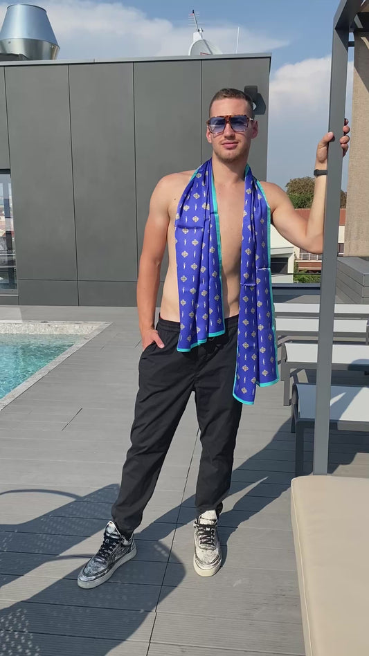 Seidenschal mit Glückshorn-Monogramm, handrolliert